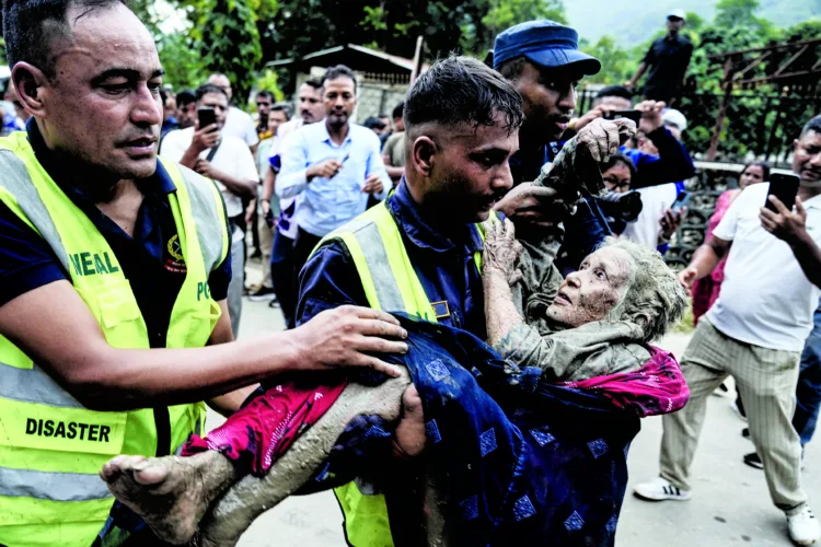 Floods, mudslides kill 400 in Nepal, China